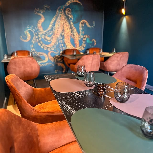 Intérieur raffiné et cosy du bar Otia